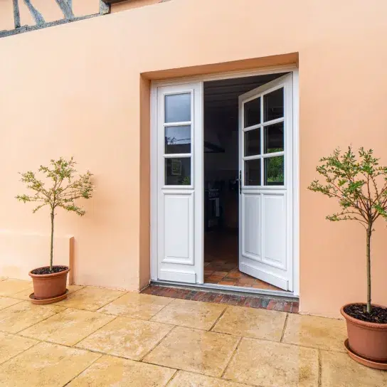 Porte d’entrée et portes intérieures en bois