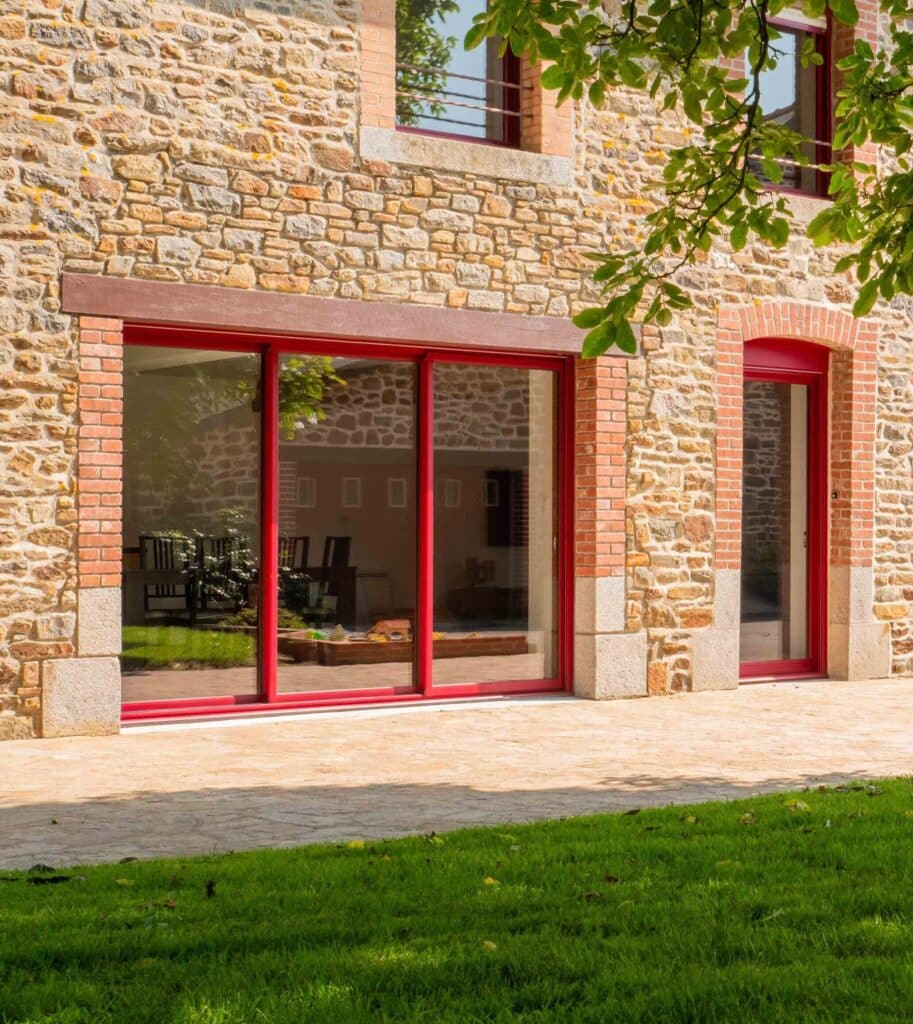 maison en pierre baie vitrée porte fenetre mixte