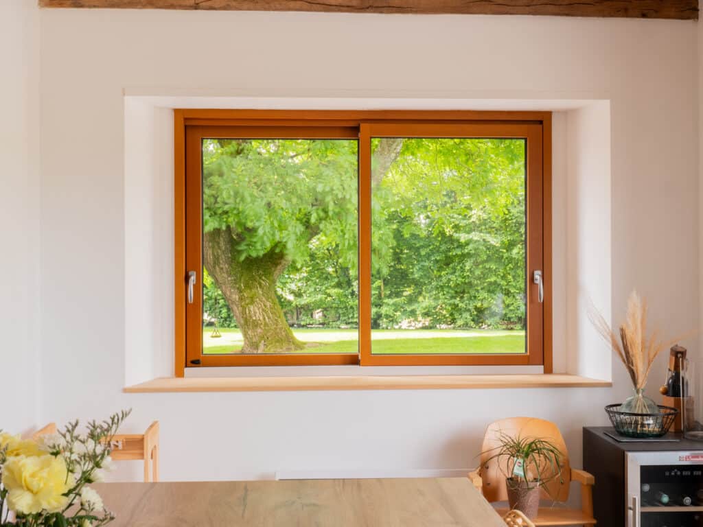 Fenêtre coulissante mixte (bois/alu) Auralu®, moabi lasuré 