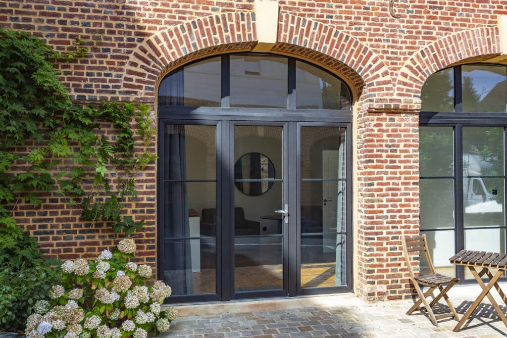 Saison® : porte-fenêtre à la française avec imposte – Gris RAL 9007 extérieur et blanc RAL 9016 