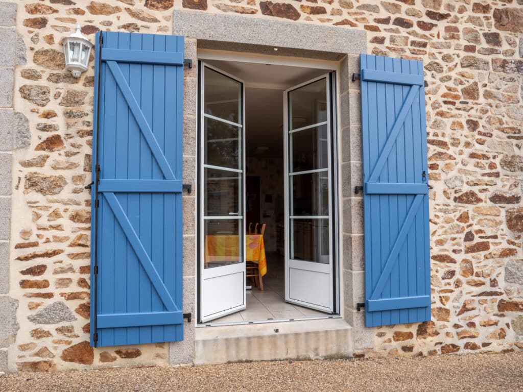 Porte-fenêtre alu - empreinte®- Volets bleu - Pasquet menuiseries