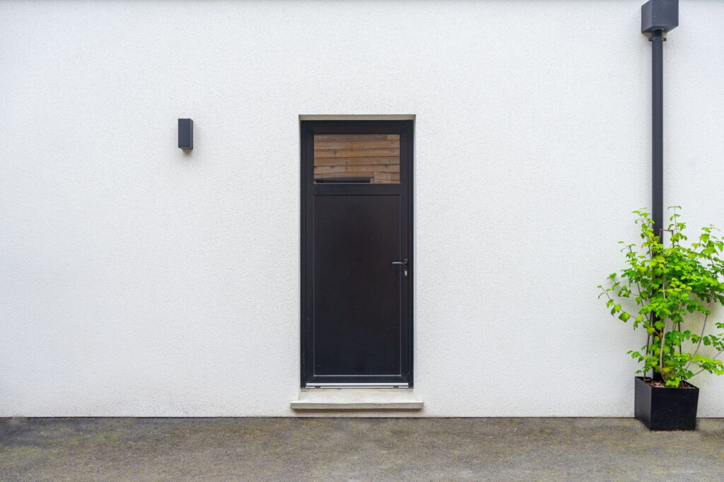 Empreinte® : porte de service aluminium, modèle Diane – Noir RAL 9005 extérieur et blanc RAL 9016 intérieur