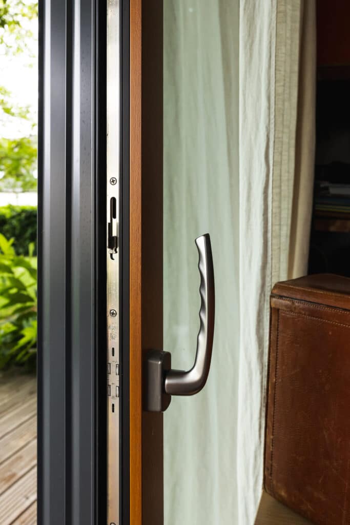 Auralu® : baie vitrée 3 vantaux – Gris RAL 7016 ext et moabi lasuré int