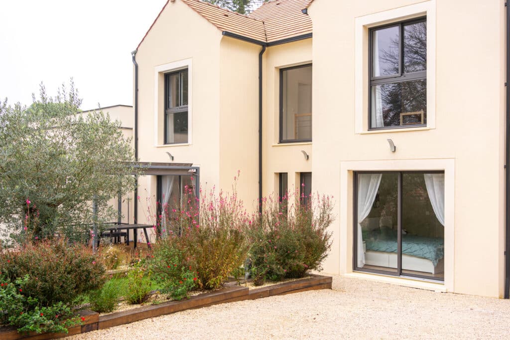 Porte d'entrée aluminium, modèle Azur | Empreinte® : fenêtres fixes - vue intérieure