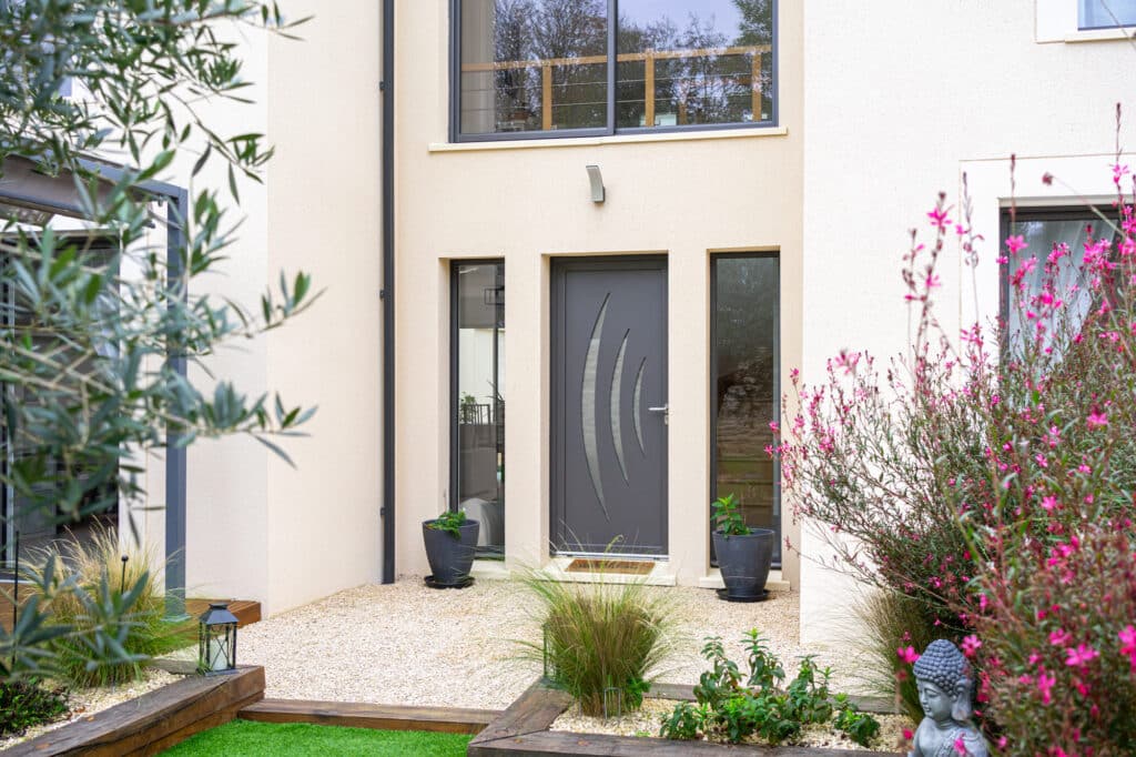 Porte d'entrée aluminium, modèle Azur | Empreinte® : fenêtres fixes - vue intérieure