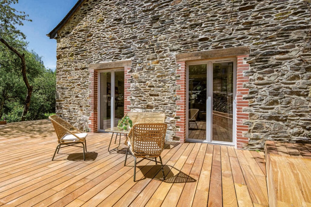 Porte - fenêtre - bois - Racine® - traditionnelle - vue ext- mur pierre Pasquet