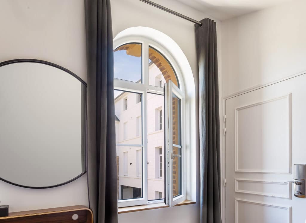 Mise en avant - Fenêtre à la française PVC Saison® - FF 2vt - blanc - vue int - plein cintre - Pasquet menuiseries