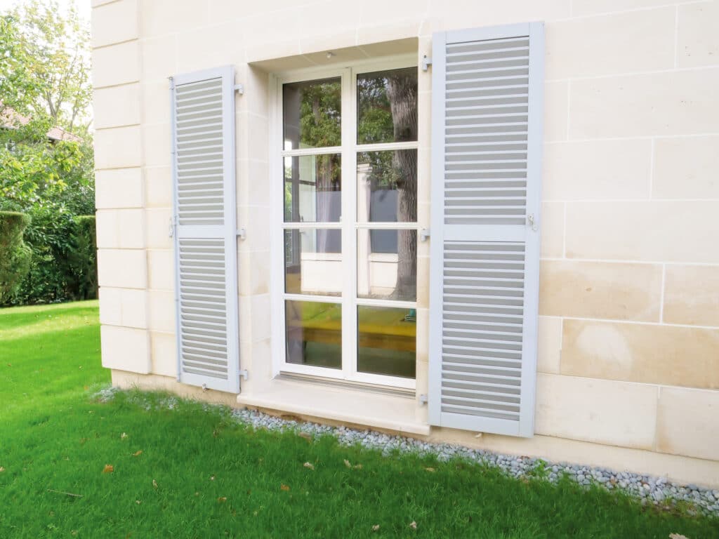 Porte - fenêtre - bois - Racine® - traditionnelle - vue ext- volet blanc Pasquet