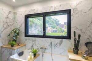 Fenêtre à la française alu - empreinte ® vue int salle de bain noire