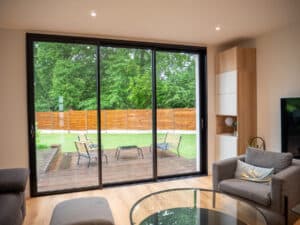 Baie vitrée coulissante - Aluminium - Empreinte® - 3 vt 3 rails - vue int- Pasquet menuiseries