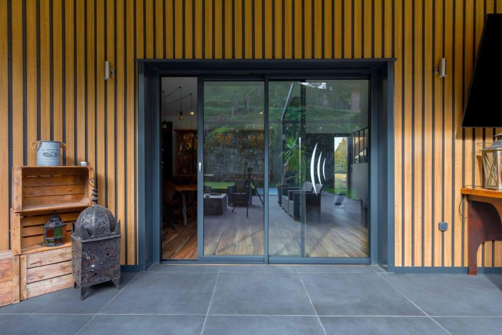 Baie vitrée coulissante à galandage - aluminium - Empreinte® - vue ext- 2Vt - Pasquet menuiseries