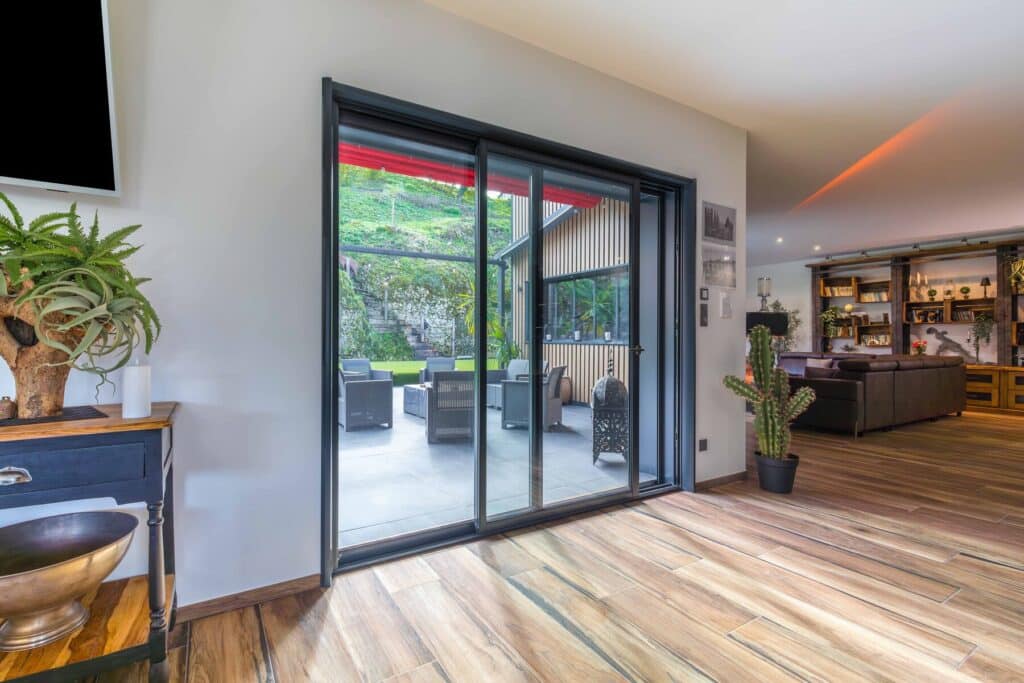 Baie vitrée coulissante à galandage - aluminium - Empreinte® - vue int - 2Vt - Pasquet menuiseries