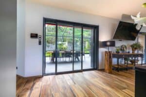Baie vitrée coulissante à galandage - aluminium - Empreinte® - vue int - 2Vt -mise en avant - Pasquet menuiseries