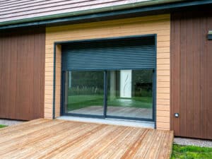 Baie vitrée coulissante PVC - Saison® - 2vt - volet roulant - vue ext - mise en avant - Pasquet menuiseries