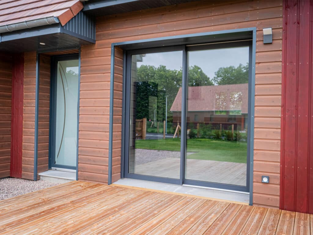 Baie vitrée coulissante PVC - Saison® - 2vt - PE alu - Gris RAL 7016 - vue ext - Pasquet menuiseries