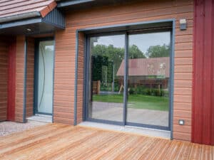 Baie vitrée coulissante PVC - Saison® - 2vt - PE alu - Gris RAL 7016 - vue ext - Pasquet menuiseries