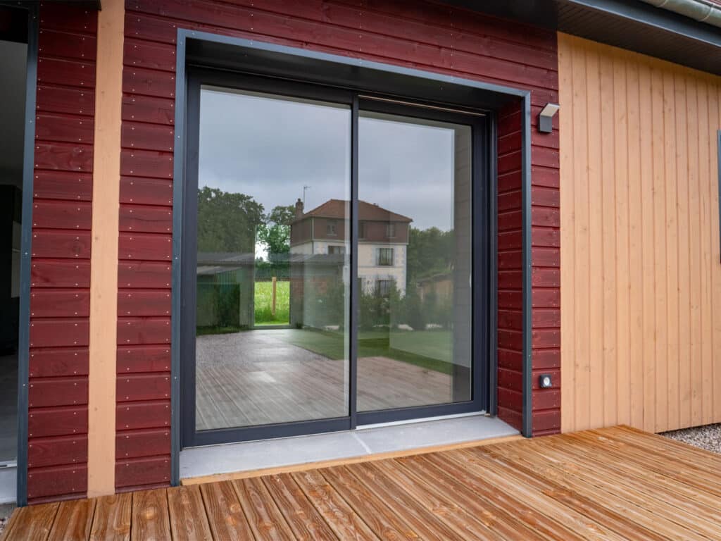 Baie vitrée coulissante PVC - Saison® - Gris RAL 7016 - vue ext - Pasquet menuiseries